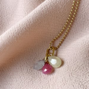 Image of Colgante de oro de 18 K con tres zafiros