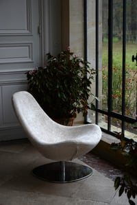 Image 4 of Fauteuil pivotant coquille beige clair