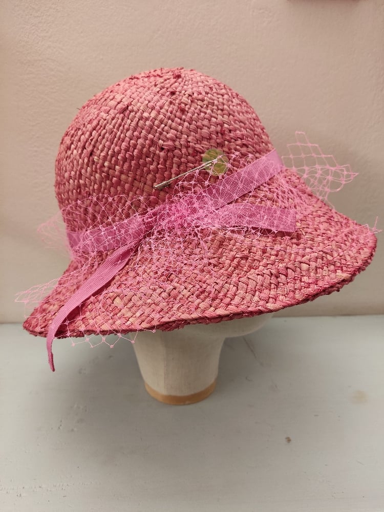 Image of Cappello in paglia rosa con veletta