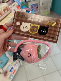 MOMO DAILY WHITE KEYCHAIN