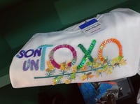 Image 1 of SON UN TOXO branca. Bordada a man. Feita baixo demanda. Varias tallas. Corte unisex.