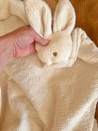 Image 3 of COUVERTURE LÉGÈRE BRODERIE BEIGE 3 OPTIONS 