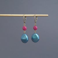 Image 1 of Boucles d'oreilles pendantes bordeaux perles vert foncé 