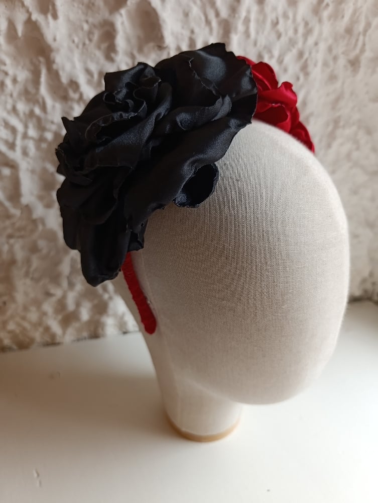 Image of Cerchietto floreale bicolore rosso/nero