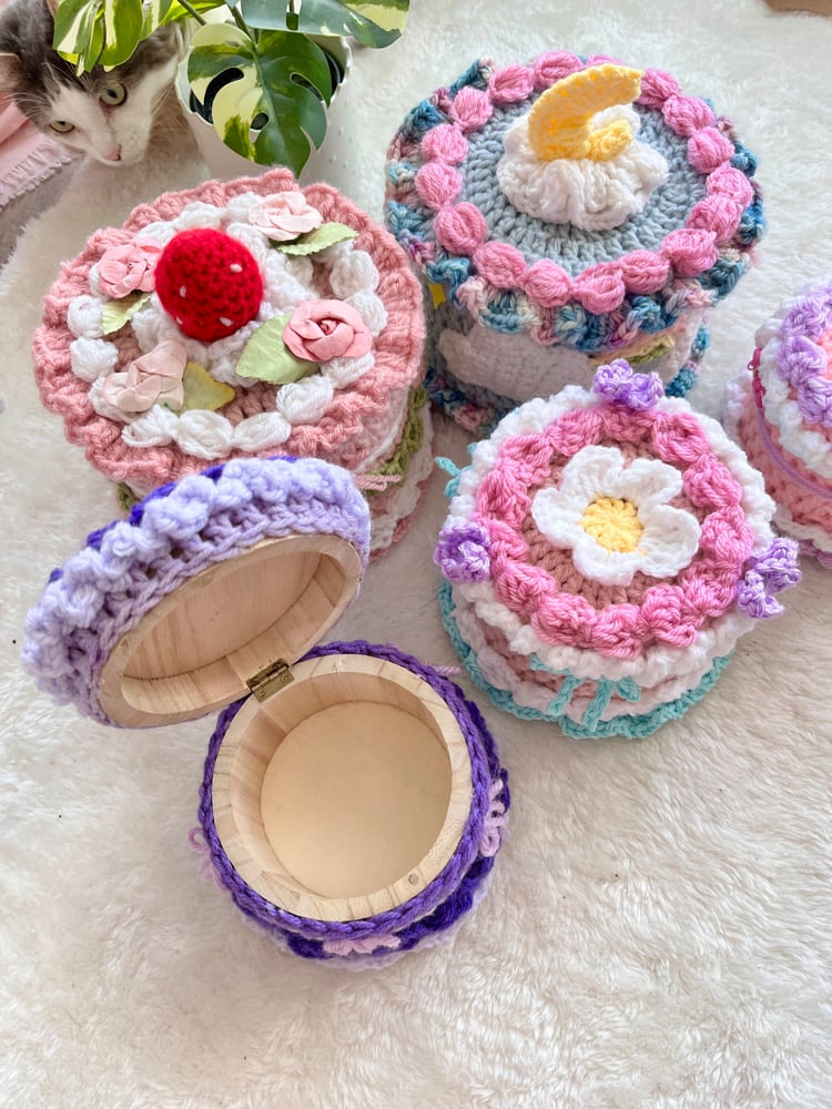 Image of Hold 'Em Cakes