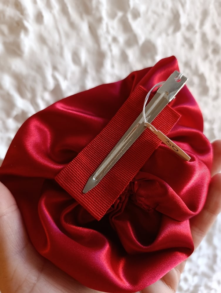 Image of Fermaglio rosa raso rosso