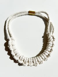 Image 2 of Collar Blanco Nudos