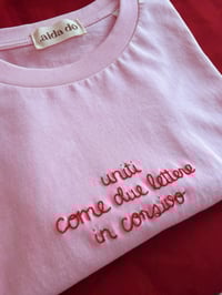 Image 1 of T-shirt Uniti come due lettere in corsivo 