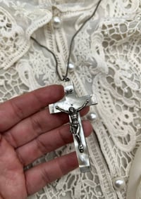 Image 1 of Jolie croix, pendentif du 19ème siècle, en nacre et argent massif poinçonné. 1883!