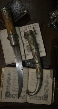 Image 10 of Poignard traditionnel ancien dit Koummya, métal argenté, bois blond.Fin du XIXème siècle