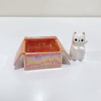 Image 7 of Picture holder white cat in the box ceramic keepsake (rainbow effect)