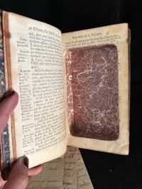 Image 2 of Livre ancien à secret, rare, reliure en cuir avec armoiries royales, XVIII siècle