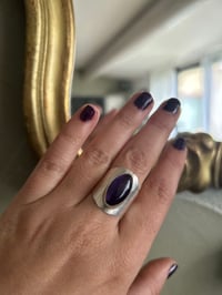 Image 6 of Belle bague de créateur des années 80-90, cabochon d’améthyste et argent massif, taille 55-56