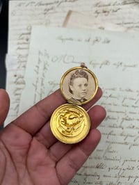 Image 4 of Incroyable pendentif ouvrant, porte-photo, dragon, en cuivre plaqué or, fin du XIXème siècle!