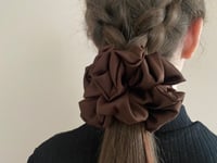 Image 14 of SCRUNCHIE OVERSIZED + STANDARD CHOCOLATE