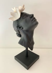BLOOM BLACK -WHITE FLOWERS 