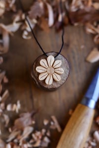 Image 1 of Daisy Flower-Pendant Necklace 