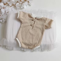 Image 1 of Photoshooting newborn boys bodysuit Jasper  | beige and off white