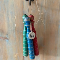Image 1 of Trio de quilles colorées et leur petit jeton numéroté. 