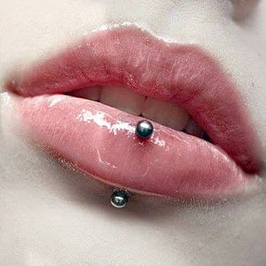 VERTICAL LABRET PIERCING SERVICES