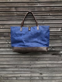 Image 3 of XL bag in navy blue waxed canvas and dark brown oiled leather base