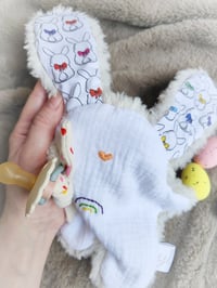 Image 2 of Doudou Inséparable brodé Arc-en-ciel 🌈