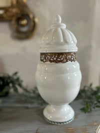 Image 6 of Joli pot d’apothicaire en porcelaine blanche, « décors de Paris »vintage!