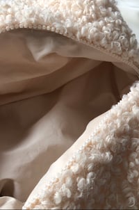 Image 6 of Kosmetyczka Bouclé ECRU w rozmiarze MIDI