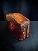 Superbe boîte en cuir, vintage italien, à deux compartiments pour deux jeux de cartes. 