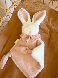 Image 2 of DOUDOU ENVELOPPANT FOURRURE ÉCRU / NUDE