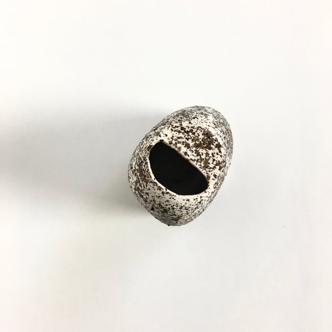 Vase moucheté brun noir