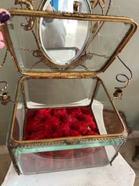 Image 7 of Très grand coffre à bijoux/reliquaire en verre biseauté, velours, miroir, XIXÈME s.