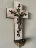 Croix en marbre avec Christ en laiton, décor de feuillage, début 1900