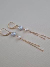 Image 1 of Boucles d'oreilles pendantes deux perles de culture 