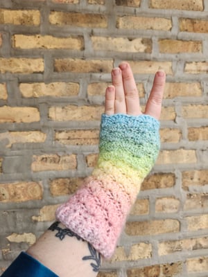 rainbow shell stitch arm warmers