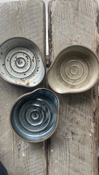 Image 1 of Spoonrest i mørkt ler