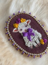 Image 1 of Broche brodée L’Agneau de Velours