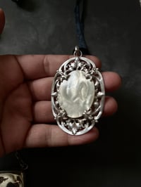 Image 2 of Magnifique pendentif métal plaqué argent, rond de nacre et feuille d’acanthes, XIXème siecle