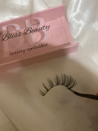 Image 3 of Finesse style lash