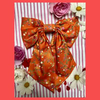 ‘Grande’ bow is Orange Floral.