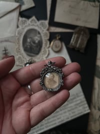 Image 3 of Broche porte-photo, XIXème siècle en argent massif, chérubins