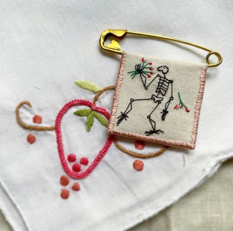 Image of Broche “squelette »(médium)