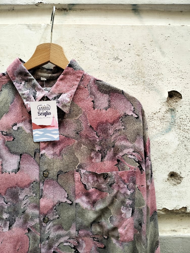 Camicia camouflage rosa e verde
