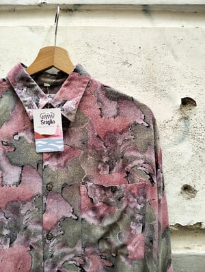 Camicia camouflage rosa e verde