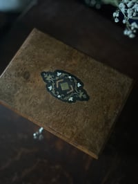 Image 3 of Magnifique boite à bijoux en bois peint et soie capitonnée fuchsia, avec sa clé! XIXème s.