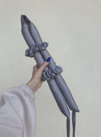 Image 1 of WAŁEK DO KRĘCENIA WŁOSÓW + SCRUNCHIES SILVER