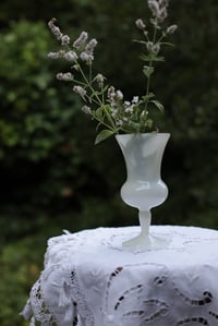 Image 2 of Vase, weisses, mattes  (Opal ?) - Glas, mit Fuss,  ca 22cm 