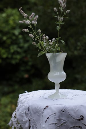 Image of Vase, weisses, mattes  (Opal ?) - Glas, mit Fuss,  ca 22cm 