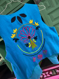 Image 1 of Chaleco azul liño. Feito e bordado a man. Talla XXS