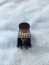 Image 1 of Medium clips to hold Whenu